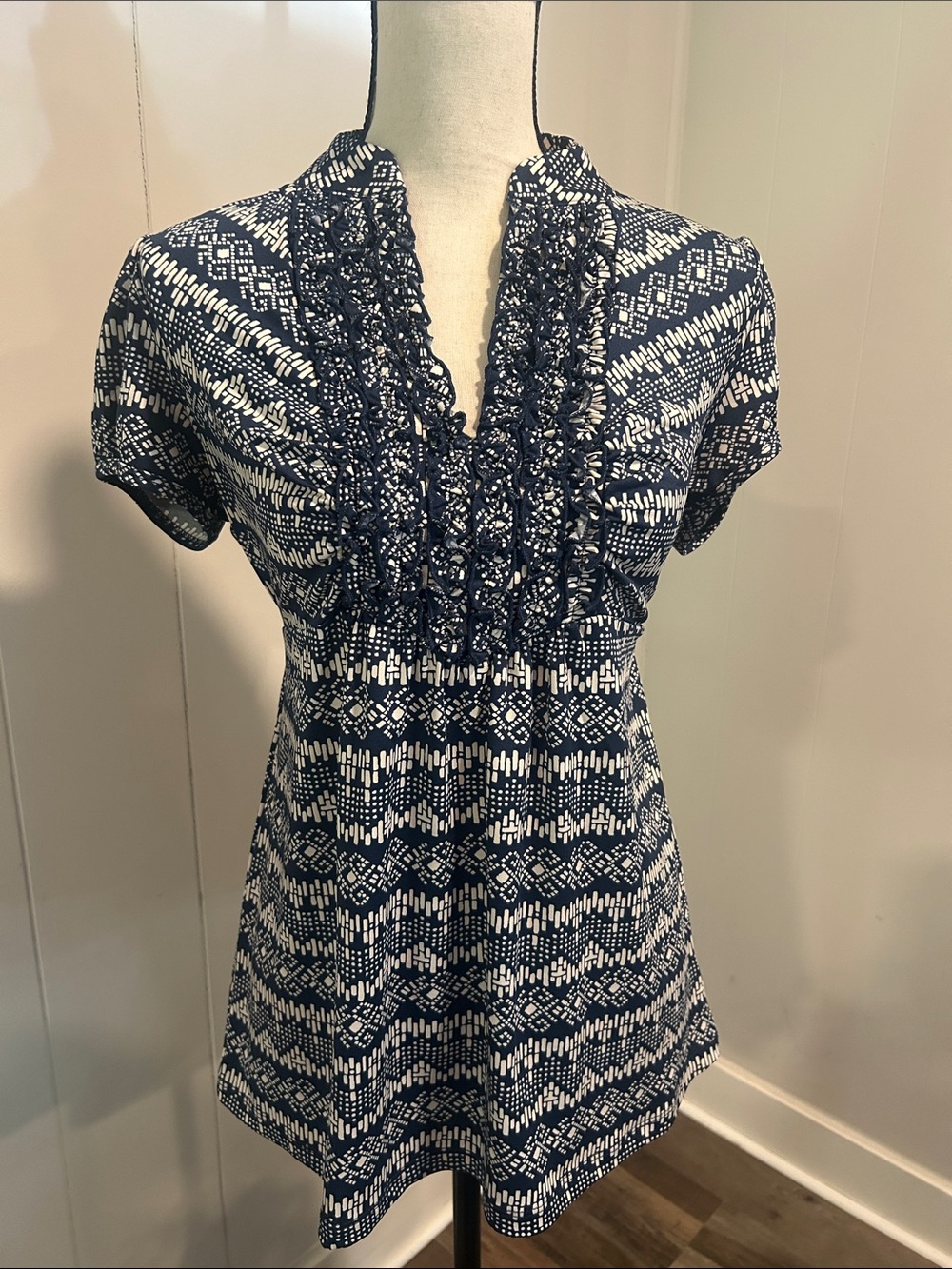 NWOT Halo Navy and White Ruffle V-Neck Tunic Top